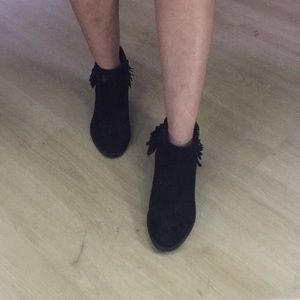 Slightly heal black shoes.